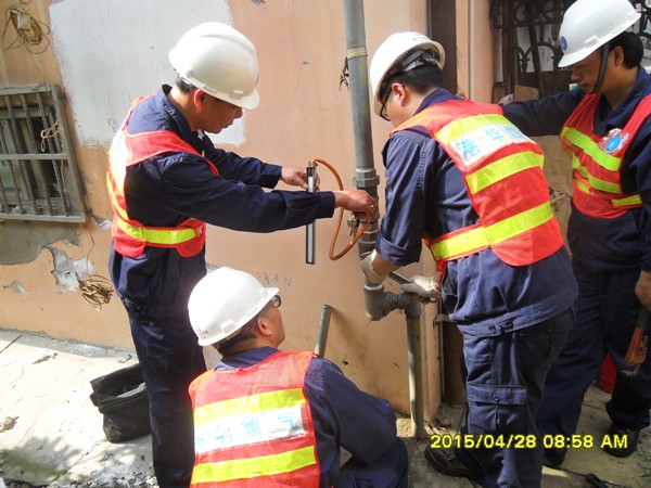 安慶港華開(kāi)展燃?xì)鈽菞澒艿佬孤┭菥?>                            <div   id="plz3p9n9ntz"   class="con">
                                <span id="plz3p9n9ntz"    class="title">安慶港華開(kāi)展燃?xì)鈽菞澒艿佬孤┭菥?/span>
                                <p class="des">
	4月28日，為提高公司員工及用氣居民安全意識(shí)，營(yíng)造人人關(guān)注安全的良好安全氛圍，安慶港華積極開(kāi)展燃?xì)鈽菞澒艿佬孤?yīng)急搶險(xiǎn)演練。 


	上午8時(shí)45分演練在長(zhǎng)鑫花園小區(qū)正式開(kāi)始，一輛汽車因駕駛不慎，撞擊了小區(qū)6號(hào)樓的戶外燃?xì)庖牍?，致使燃?xì)庑孤S時(shí)會(huì)引起火災(zāi)或爆炸的發(fā)生。安慶港華應(yīng)急小組在接到“報(bào)警”后，14名工作人員快速趕赴現(xiàn)場(chǎng)進(jìn)行險(xiǎn)情處置。探測(cè)泄漏點(diǎn)天然氣濃度，關(guān)閉閥門(mén)，在險(xiǎn)情得到...</p>
                            </div>
                            <div   id="plz3p9n9ntz"   class="time">
                                <span id="plz3p9n9ntz"    class="day">04</span>
                                <span id="plz3p9n9ntz"    class="year-month">2015-05</span>
                            </div>
                        </a>
                    </li>
                                        <li>
                        <a href="show.php?Id=381" target="_blank">
                                                        <div   id="plz3p9n9ntz"   class="con">
                                <span id="plz3p9n9ntz"    class="title">安慶港華積極適應(yīng)新常態(tài) 有序推進(jìn)地下管網(wǎng)升級(jí)改造</span>
                                <p class="des">&nbsp;

	我市開(kāi)展支持中小企業(yè)健康發(fā)展行動(dòng)以來(lái)，安慶港華主動(dòng)適應(yīng)新常態(tài)，充分結(jié)合公司實(shí)際和“安全安慶提升年”活動(dòng)，主動(dòng)加大城市燃?xì)夤芫W(wǎng)更新改造力度，先后投入800萬(wàn)余元，全力推進(jìn)同安路、湖心北路、天柱山路、菱湖南路等路段及部分小區(qū)約10余公里地下燃?xì)夤艿赖母赂脑?，著力保障中小企業(yè)和居民安全平穩(wěn)用氣。


	在不斷加大人力物力投入，加快工期進(jìn)度的同時(shí)，安慶港華還三措并行，最大限度...</p>
                            </div>
                            <div   id="plz3p9n9ntz"   class="time">
                                <span id="plz3p9n9ntz"    class="day">04</span>
                                <span id="plz3p9n9ntz"    class="year-month">2015-05</span>
                            </div>
                        </a>
                    </li>
                                        <li>
                        <a href="show.php?Id=382" target="_blank">
                                                        <div   id="plz3p9n9ntz"   class="con">
                                <span id="plz3p9n9ntz"    class="title">安慶港華“雙備改造”提升加氣服務(wù)能力</span>
                                <p class="des">&nbsp;

	近日，港華路加氣站雙電源改造及擴(kuò)能改造的全部完成，新增壓縮機(jī)正式投入聯(lián)動(dòng)運(yùn)行，我市出租車加氣服務(wù)能力得到進(jìn)一步提升和保障。 


	港華路加氣站因位于市中心地帶，每天承擔(dān)著全市近60%車用氣需量，為避免高峰時(shí)段加氣排隊(duì)，2014年12月底，安慶港華對(duì)該加氣站進(jìn)行“雙備份式”改造,一手抓內(nèi)部設(shè)備升級(jí)，在現(xiàn)有兩臺(tái)壓縮機(jī)投運(yùn)的基礎(chǔ)上，增加一臺(tái)備用壓縮機(jī)，有效降低設(shè)備運(yùn)行壓力，...</p>
                            </div>
                            <div   id="plz3p9n9ntz"   class="time">
                                <span id="plz3p9n9ntz"    class="day">04</span>
                                <span id="plz3p9n9ntz"    class="year-month">2015-05</span>
                            </div>
                        </a>
                    </li>
                                        <li>
                        <a href="show.php?Id=380" target="_blank">
                            <img src=