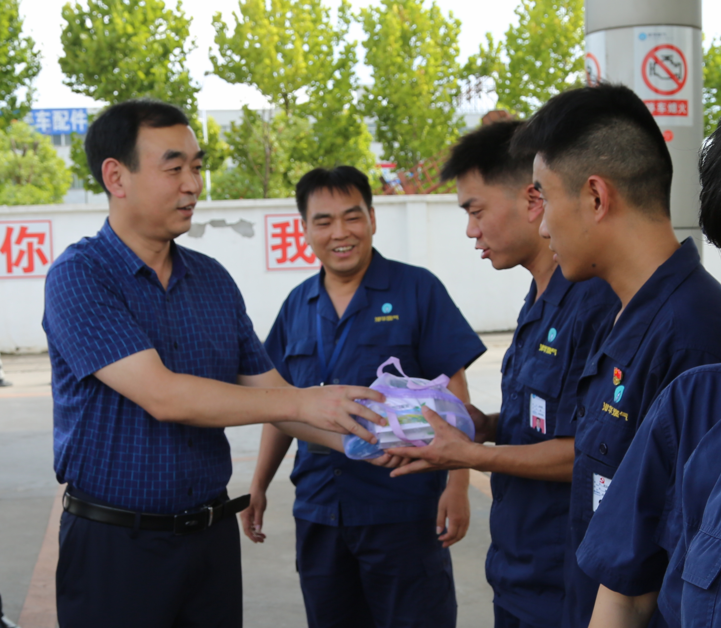 市城管局殷金紅副局長(zhǎng)率隊(duì)慰問燃?xì)庖痪€員工